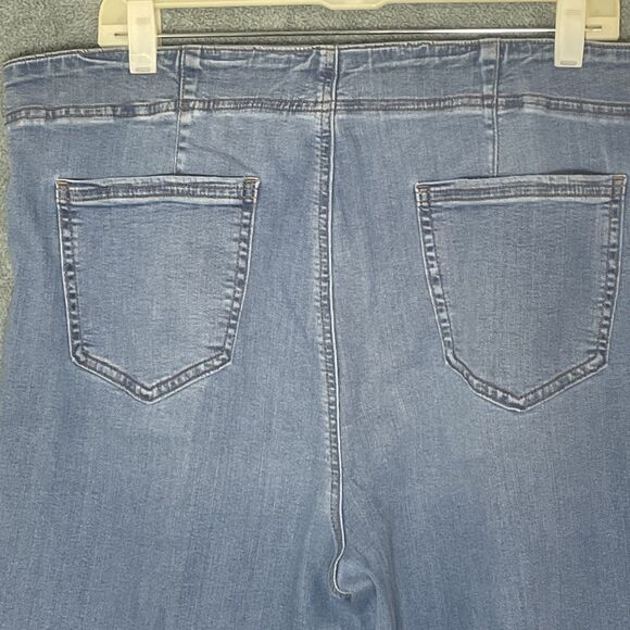 Chicos Womens Jeans Size 18P Petite Blue Wide Leg Ankle Classic Denim Light Wash - Picture 10 of 10